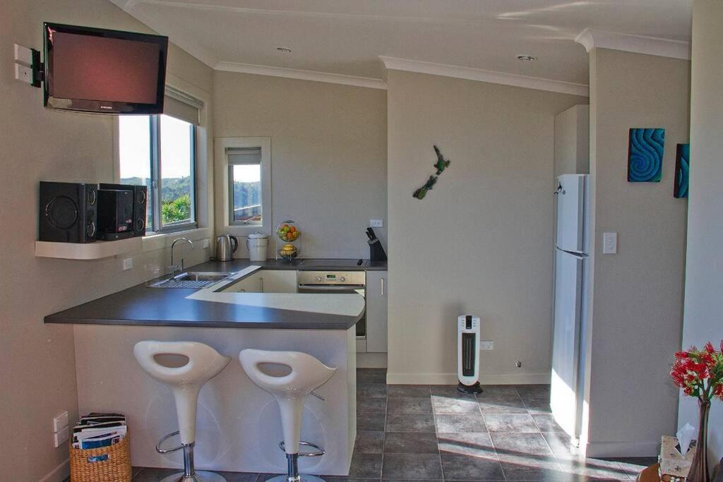 Orca Lodge Raglan Esterno foto